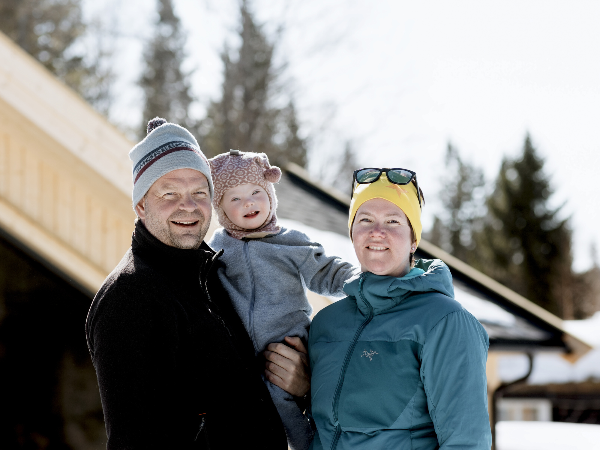 Geir Mikael «Emme» Østerås, med datteren Vilja i armene, og Ingunn Buan utenfor den splitter nye hytta på Feren. Sønnen Heine Mikael var for opptatt med å leike seg i snøen når bildet ble tatt.