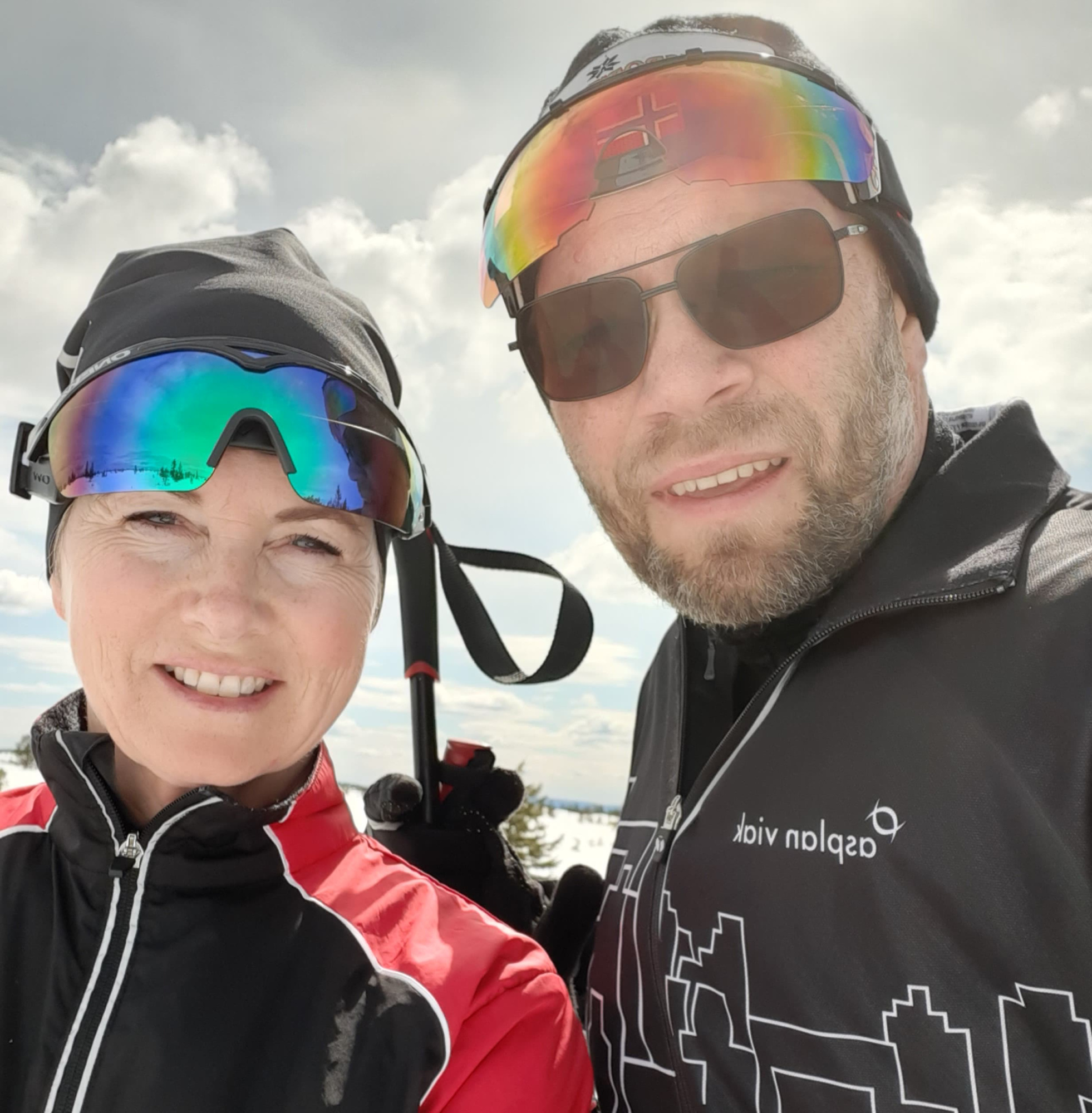Ida Ødegård Evjemo og John Ingar Evjemo ute på ski i hytteområdet på Budor.