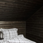 Det er flere i familien som får ekstra god søvn på hytta. Soverommene er innredet med gode senger og kvalitetspanel fra InnTre Kjeldstad.