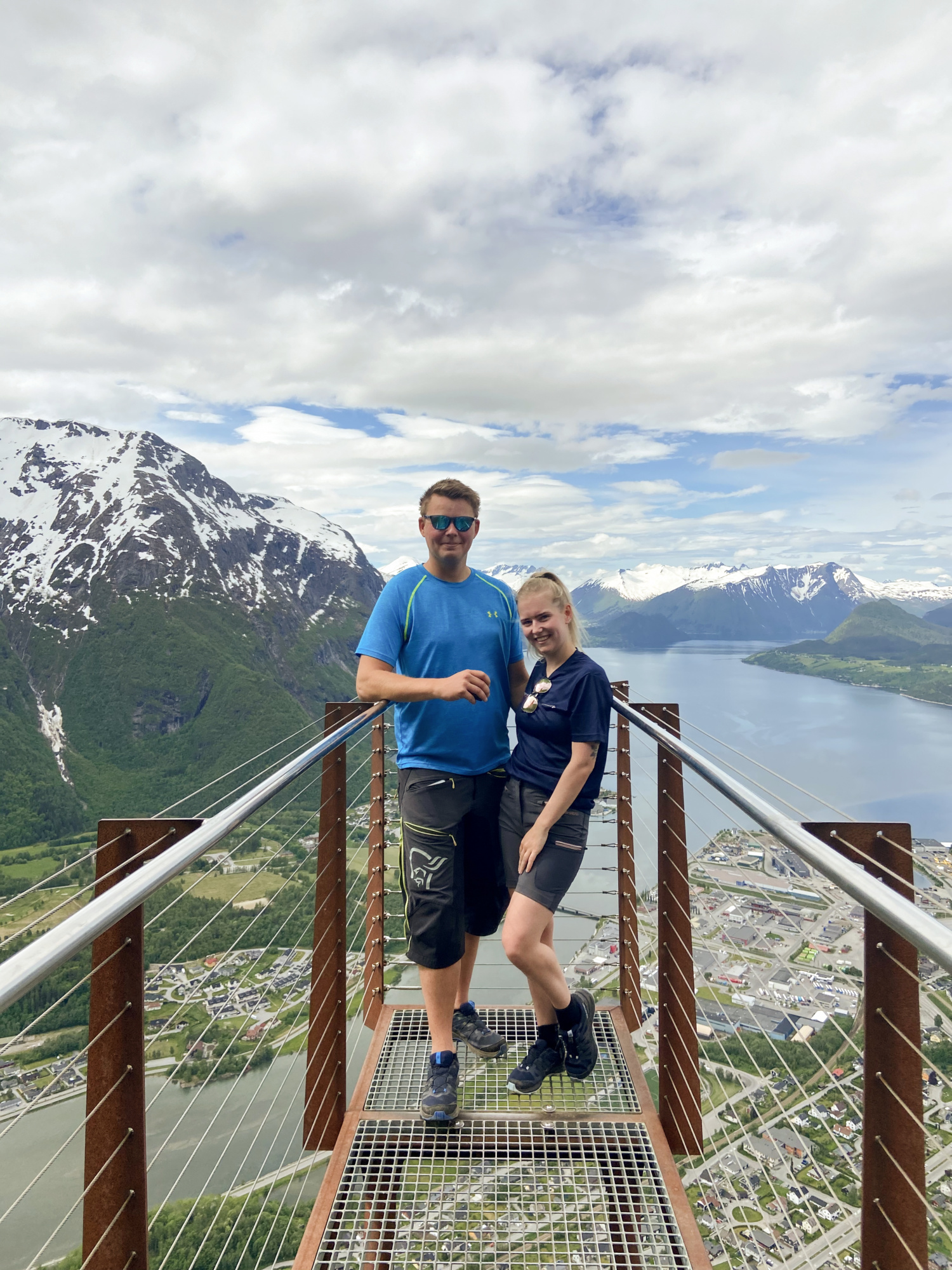 Veronica og Jørn er aktive, både i fjellet og ved sjøen. Her ved Rampestreken. Foto: Privat